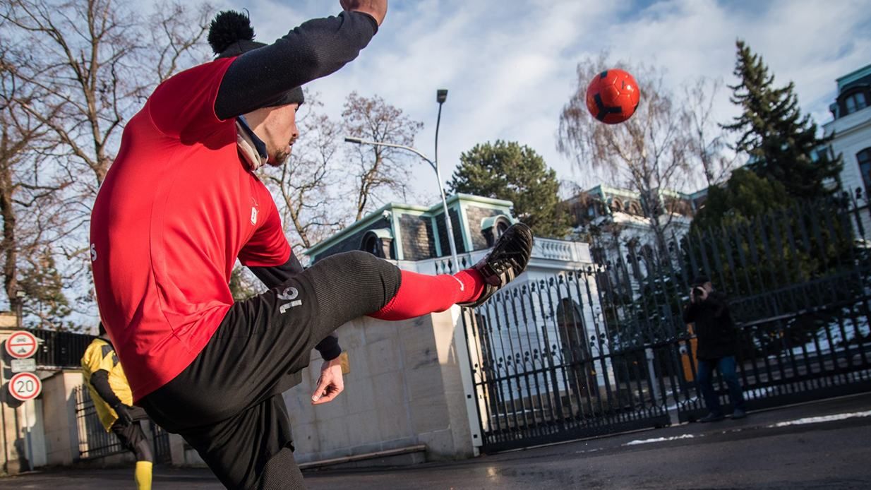"Ліга чемпіонів агресії": посольство Росії в Чехії закидали футбольними м'ячами на знак протесту - Новини Росії і України - Спорт 24 "Ліга чемпіонів агресії": посольство Росії в Чехії закидали футбольними м'ячами на знак протесту - Новини Росії і України - Спорт 24