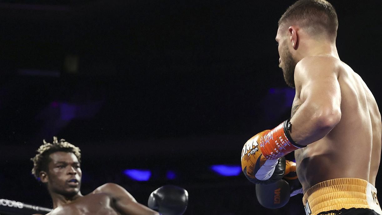 Мне было жаль его, – Ломаченко отказался добивать Комми Мне было жаль его, – Ломаченко отказался добивать Комми