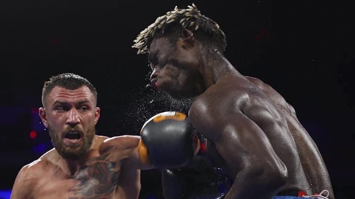 Измена отменяется: Ломаченко озадачил фанатов флагом после победы над Комми Измена отменяется: Ломаченко озадачил фанатов флагом после победы над Комми