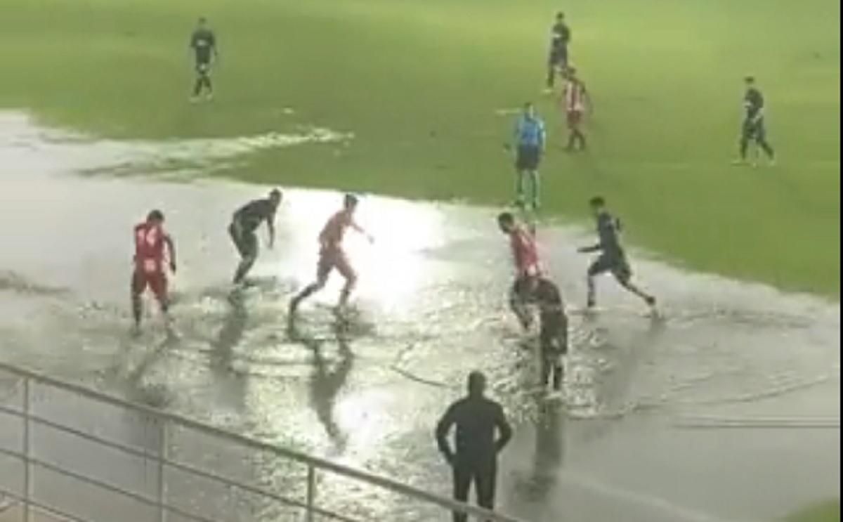 Не футбол, а водне поле: у Туреччині гравці грали на полі з величезною калюжею  – курйозне відео - Спорт 24