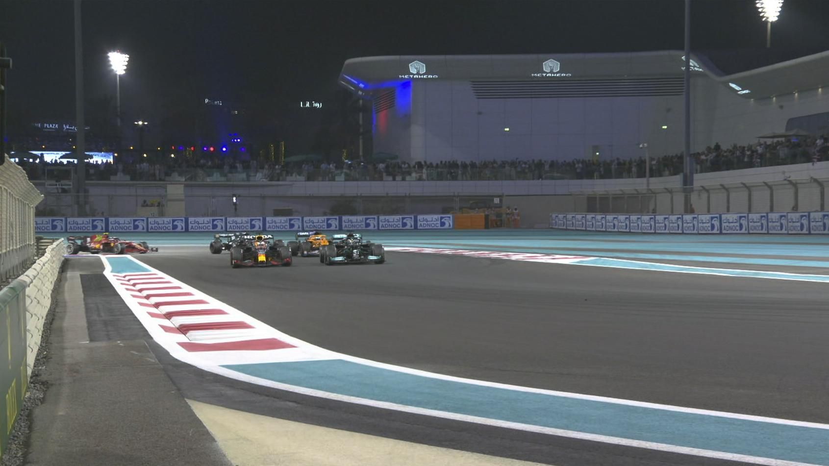 Ферстаппен со скандалом выиграл гран-при Абу-Даби и стал 34-м чемпионом мира в истории Формулы-1 Ферстаппен со скандалом выиграл гран-при Абу-Даби и стал 34-м чемпионом мира в истории Формулы-1