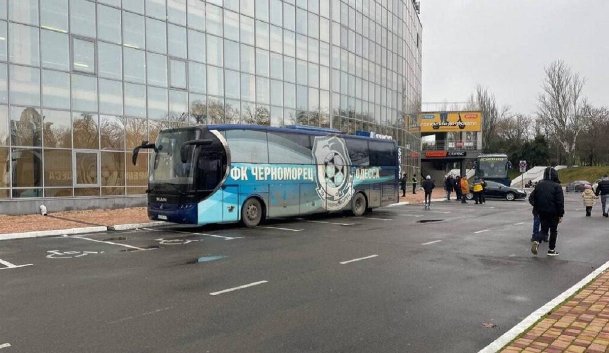 Разбитые стекла и дымовые шашки: фанаты напали на автобус Черноморца – видео с места событий