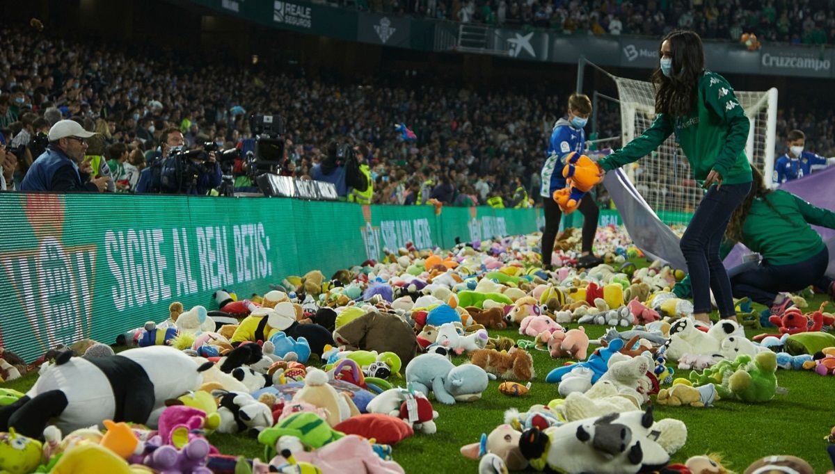 Уболівальники Бетіса закидали поле дитячими іграшками: яскраві фото - Спорт 24