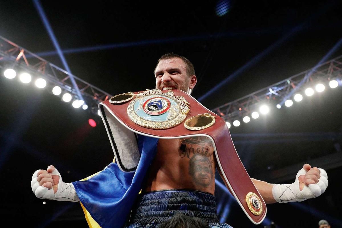 В очках и с цветами: Ломаченко вернулся в Украину после боя с Комми – видео встречи В очках и с цветами: Ломаченко вернулся в Украину после боя с Комми – видео встречи