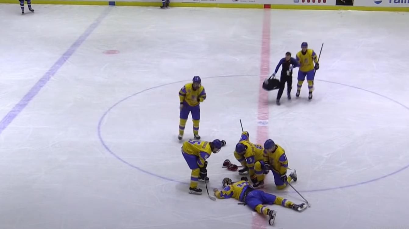 Украинского хоккеиста вынесли на носилках после удара локтем соперника: у него сотрясение мозга 