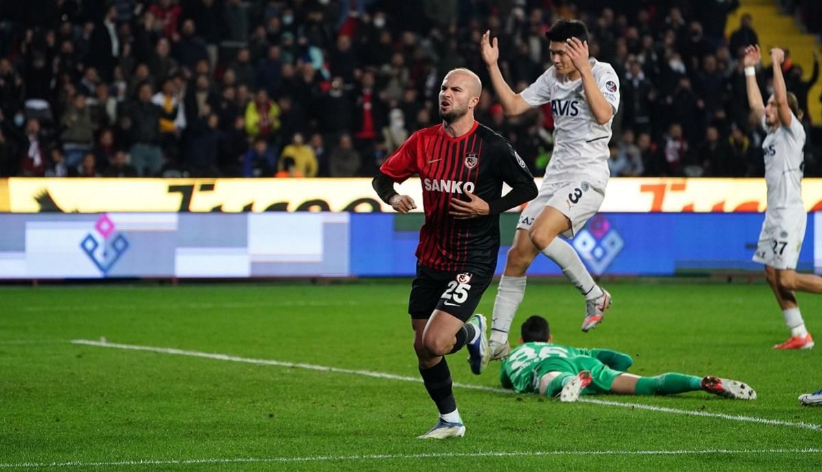 Футболист в Турции забил сумасшедший гол из центра поля: видео взятия ворот Футболист в Турции забил сумасшедший гол из центра поля: видео взятия ворот