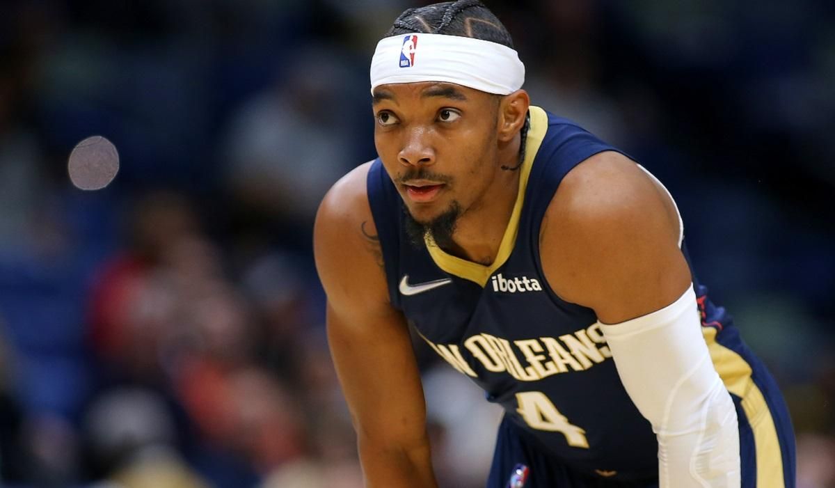 Баскетболист выполнил победный бросок со своей половины: видео момента Баскетболист выполнил победный бросок со своей половины: видео момента