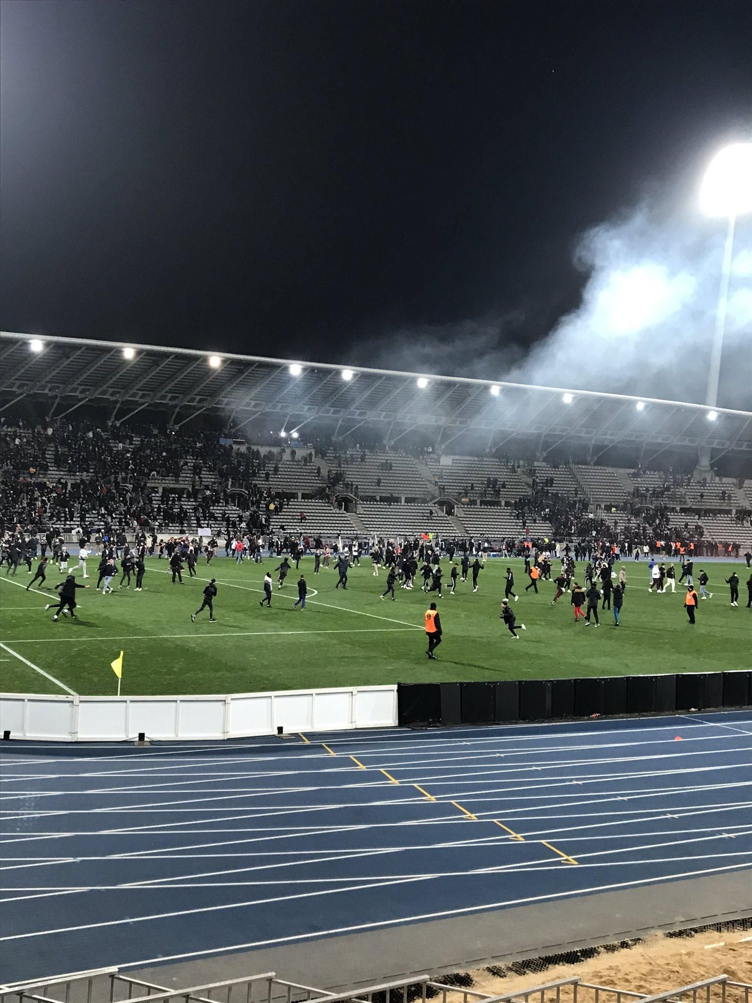 Фанаты устроили столкновения и забросали друг друга файерами: игру ПСЖ и Лиона прервали - Спорт 24 Фанаты устроили столкновения и забросали друг друга файерами: игру ПСЖ и Лиона прервали - Спорт 24