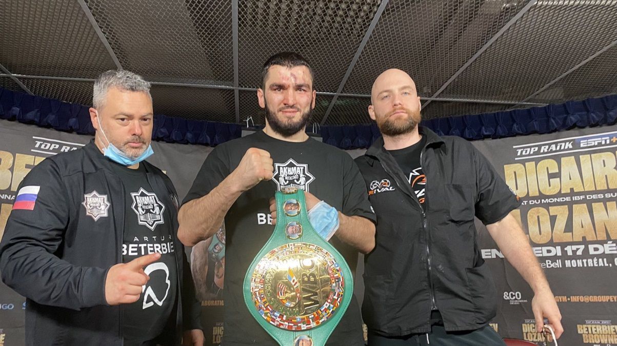 Фейл года: перед боем россиянина Бетербиева курьезно перепутали гимн России с гимном СССР Фейл года: перед боем россиянина Бетербиева курьезно перепутали гимн России с гимном СССР