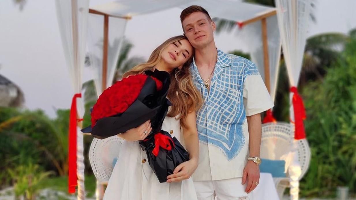 Гравець Динамо Циганков на Мальдівах освідчився у коханні своїй дівчині: фото щасливої пари - новини Динамо - Спорт 24 Гравець Динамо Циганков на Мальдівах освідчився у коханні своїй дівчині: фото щасливої пари - новини Динамо - Спорт 24