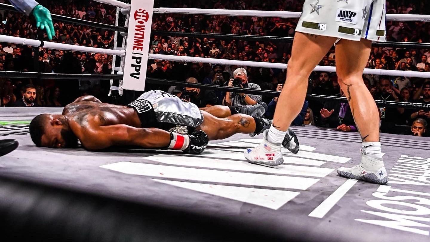 Блогер Джейк Пол важкою "плюхою" нокаутував ексчемпіона світу Вудлі: відео удару - новини боксу - Спорт 24 Блогер Джейк Пол важкою "плюхою" нокаутував ексчемпіона світу Вудлі: відео удару - новини боксу - Спорт 24