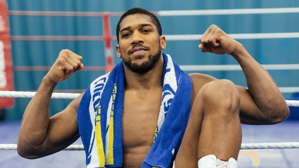 Жизнь Джошуа после поражения Усику: бассейн с акулой, Бекхэм и борьба – фото и видео Жизнь Джошуа после поражения Усику: бассейн с акулой, Бекхэм и борьба – фото и видео