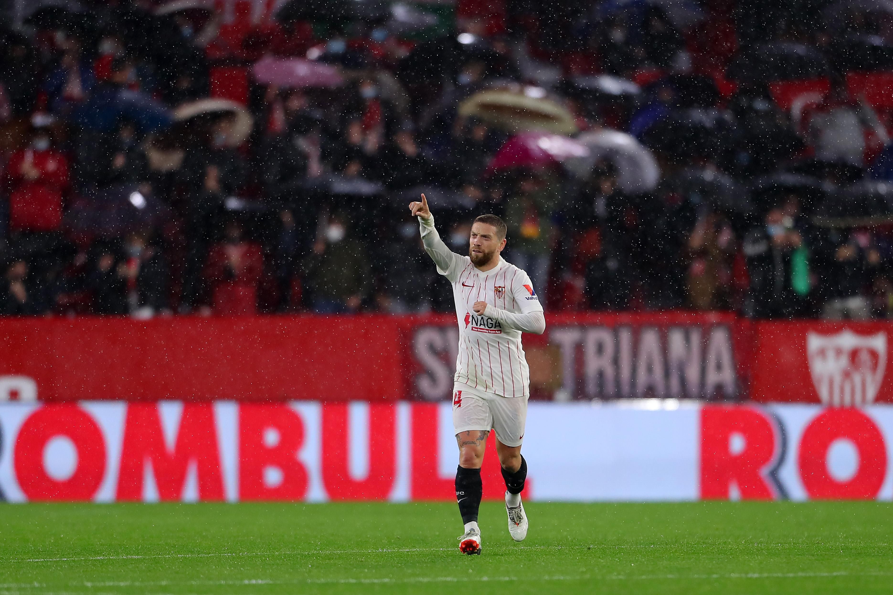 Игрок Севильи красиво забил Барселоне в футзальном стиле: видео гола Игрок Севильи красиво забил Барселоне в футзальном стиле: видео гола