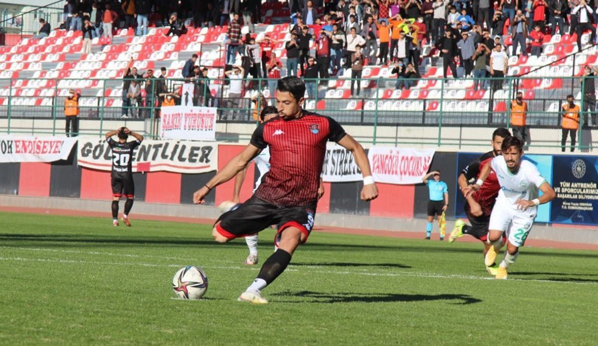 Футболіст забив гол через усе поле, коментатор ледь не зірвав голос: шалене відео - Спорт 24 Футболіст забив гол через усе поле, коментатор ледь не зірвав голос: шалене відео - Спорт 24