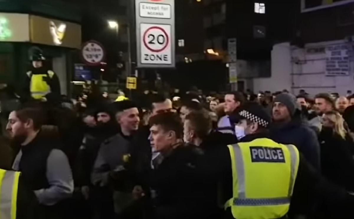 Кровава бійка в Лондоні: фанати Вест Хема та Тоттенхема влаштували сутички перед матчем – відео - Спорт 24 Кровава бійка в Лондоні: фанати Вест Хема та Тоттенхема влаштували сутички перед матчем – відео - Спорт 24