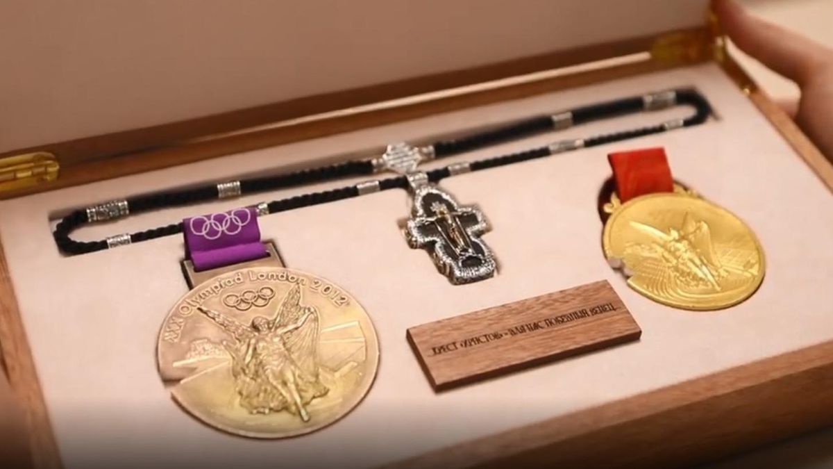 Ломаченко переплавил часть олимпийских медалей на крестик для папы в российской мастерской
