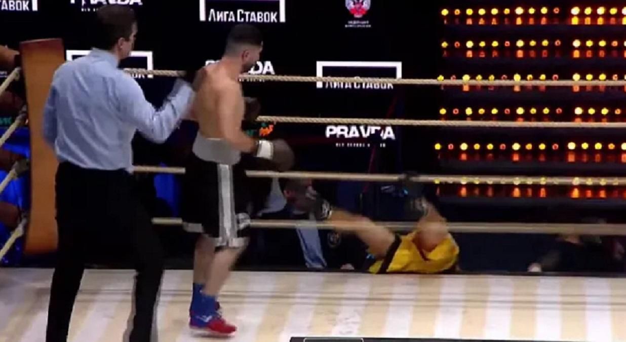 Боксер із Росії вилетів за межі рингу головою вниз: відео моторошного нокауту - новини боксу - Спорт 24