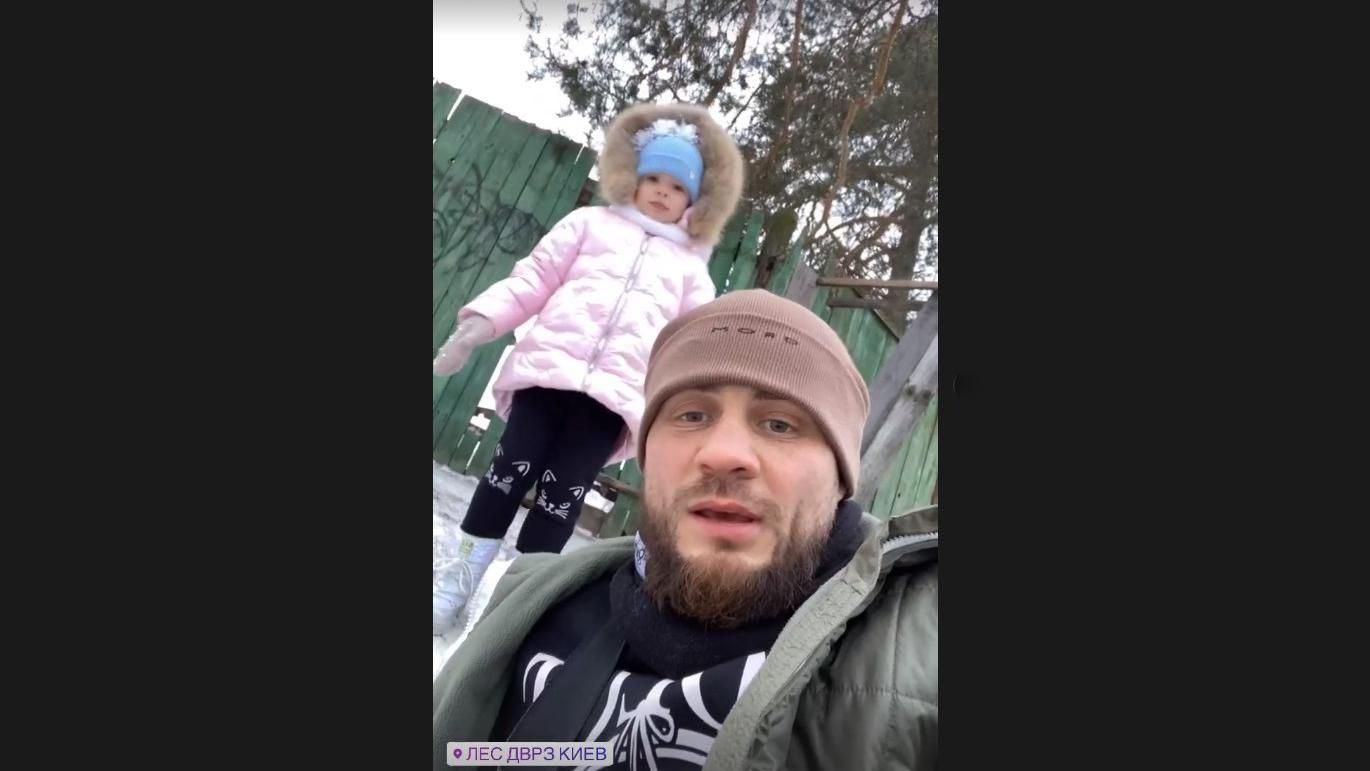 Ты что, меня с ноги, – Беринчик заставил маленькую дочь толкать его с горки: смешное видео Ты что, меня с ноги, – Беринчик заставил маленькую дочь толкать его с горки: смешное видео