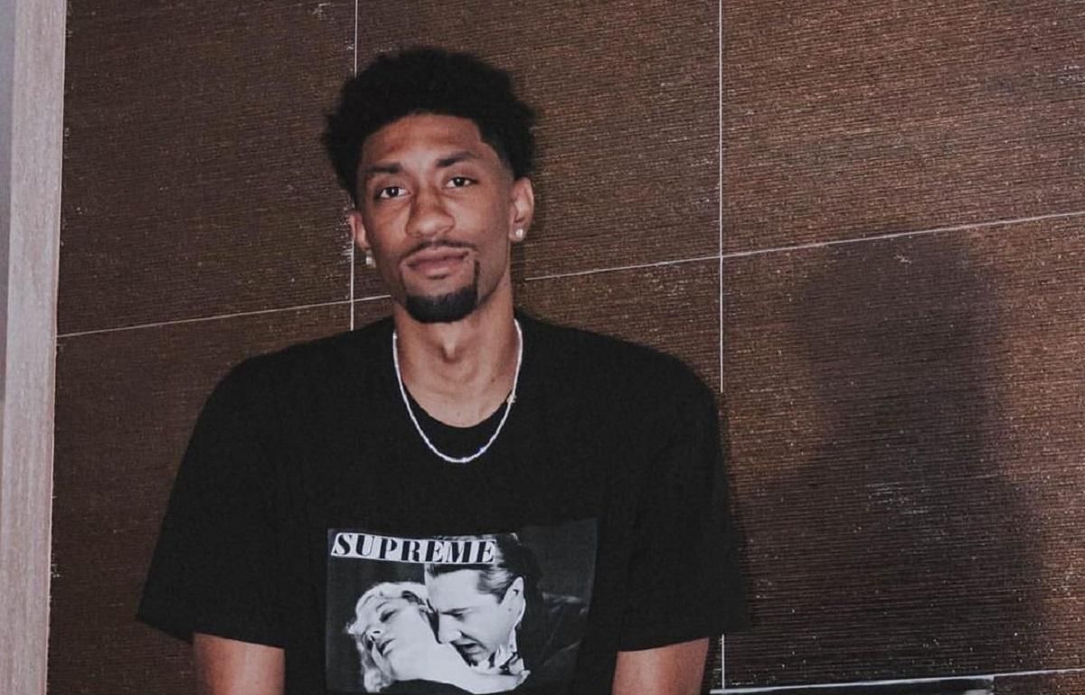 Отправил в нокаут: игрок НБА случайно попал мячом в болельщицу – видео момента Отправил в нокаут: игрок НБА случайно попал мячом в болельщицу – видео момента