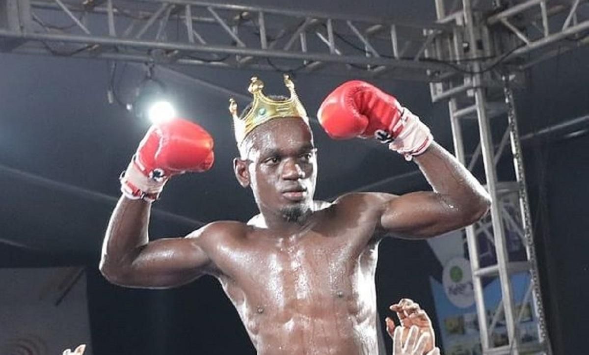 Вилетіла капа за межі рингу: у Танзанії боксер ефектно нокаутував суперника – відео удару - новини боксу - Спорт 24