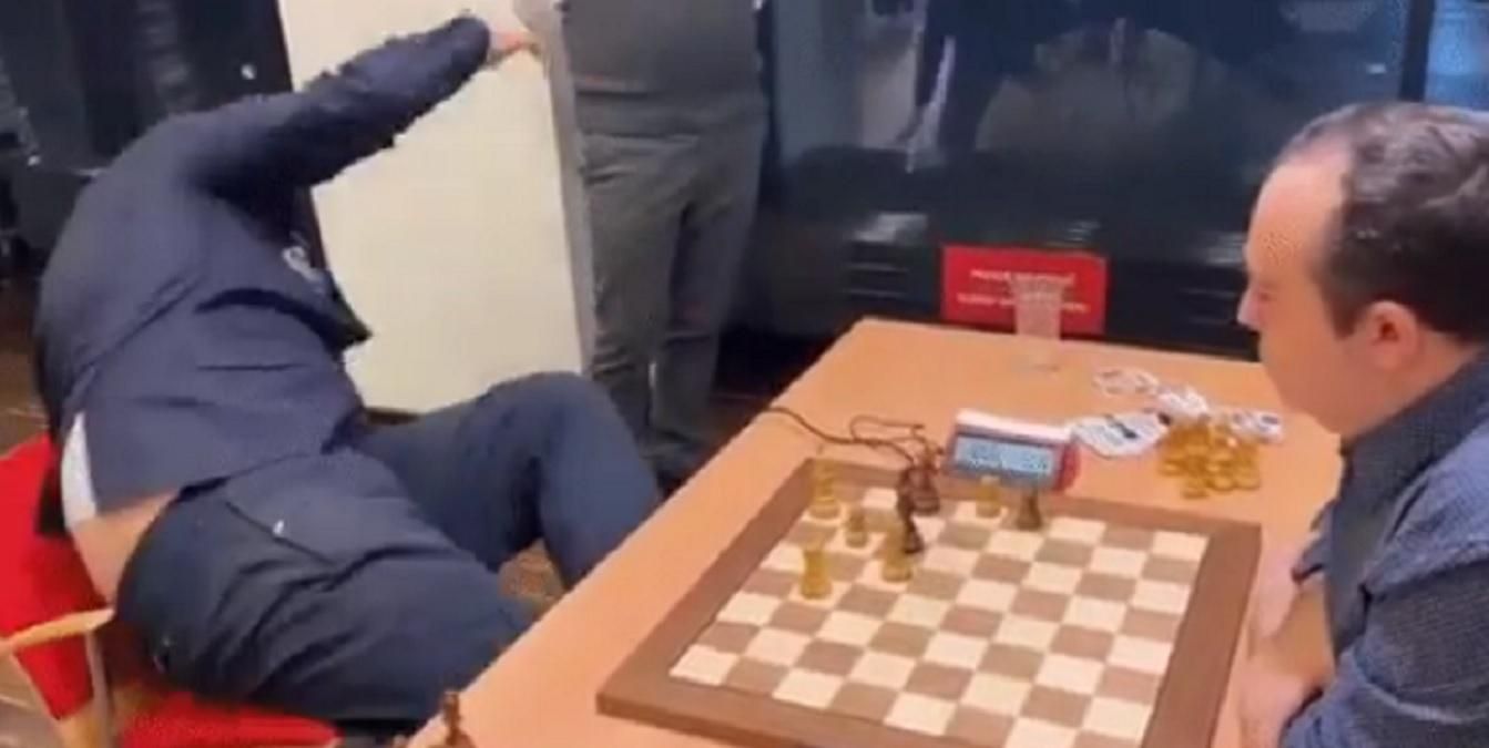 Польский шахматист эмоционально принял поражение, упав со стула: забавное видео