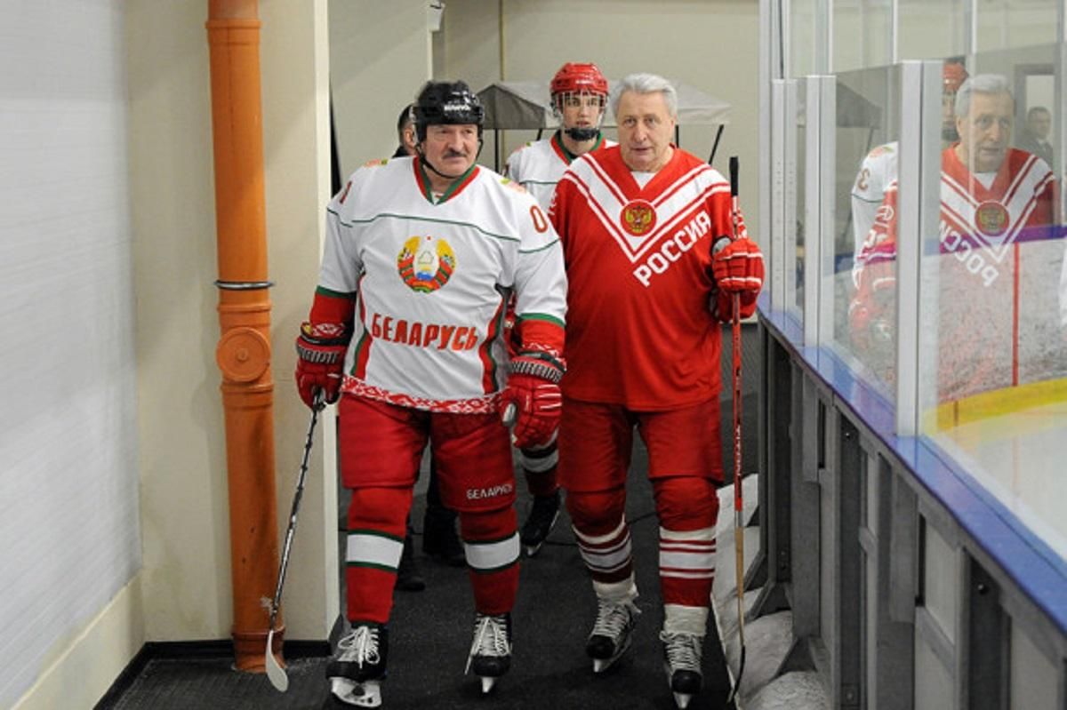 Путин и Лукашенко сыграли в хоккей с бывшими хоккеистами: видео постановочной игры