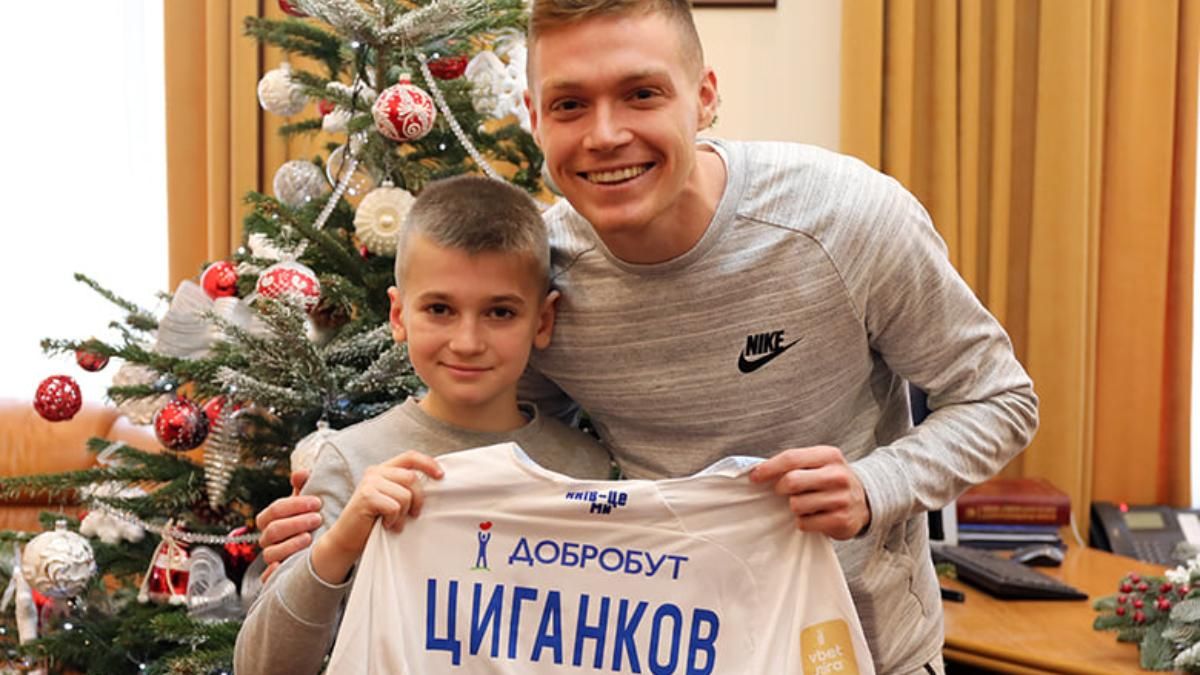 Поліція організувала зустріч юному вболівальнику з Циганковим: його тато загиблий правоохоронець - Спорт 24 Поліція організувала зустріч юному вболівальнику з Циганковим: його тато загиблий правоохоронець - Спорт 24