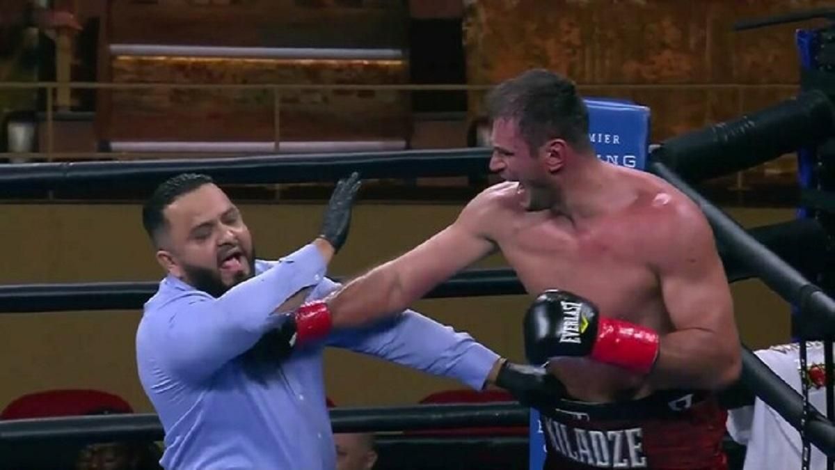 Суперник Вихриста штовхнув в обличчя суддю через зупинку бою: відео моменту - останні новини боксу - Спорт 24