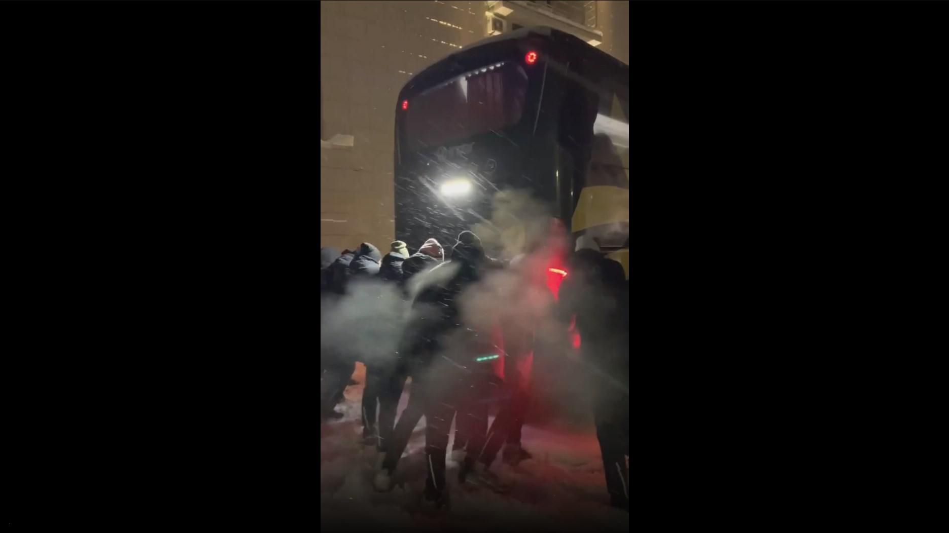 Хокеїсти були змушені штовхати клубний автобус, який застряг через снігопад: відео - Спорт 24