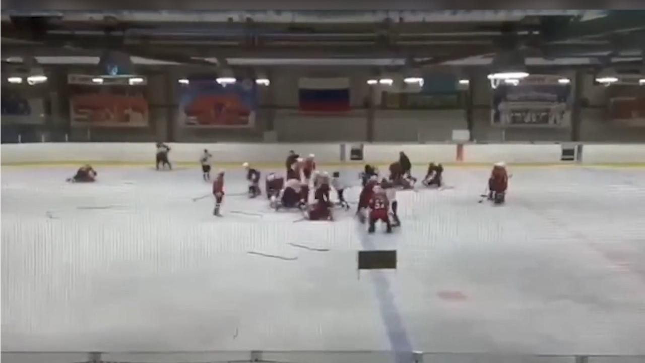 Юні хокеїсти в Росії влаштували побоїще під час матчу, батькам довелося виносити дітей на руках - Спорт 24