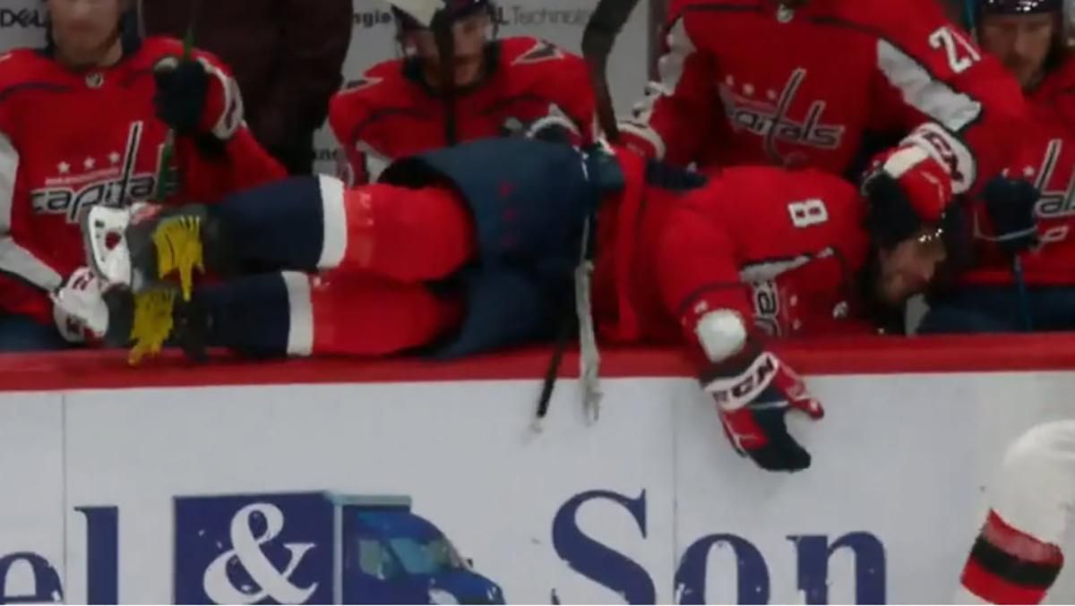 Вместо силового приема перелетел через борт: Овечкин неудачно атаковал соперника в матче НХЛ