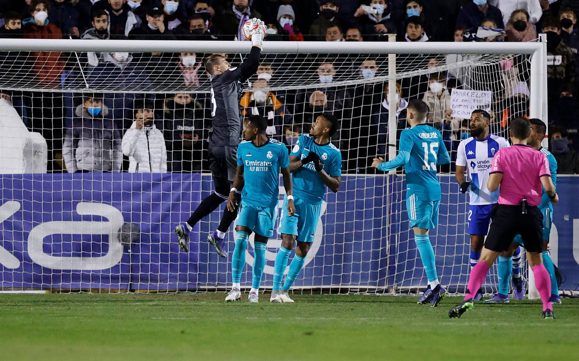 Лунин сыграл первый матч за Реал в этом сезоне: пропустил гол, но помог команде победить Лунин сыграл первый матч за Реал в этом сезоне: пропустил гол, но помог команде победить