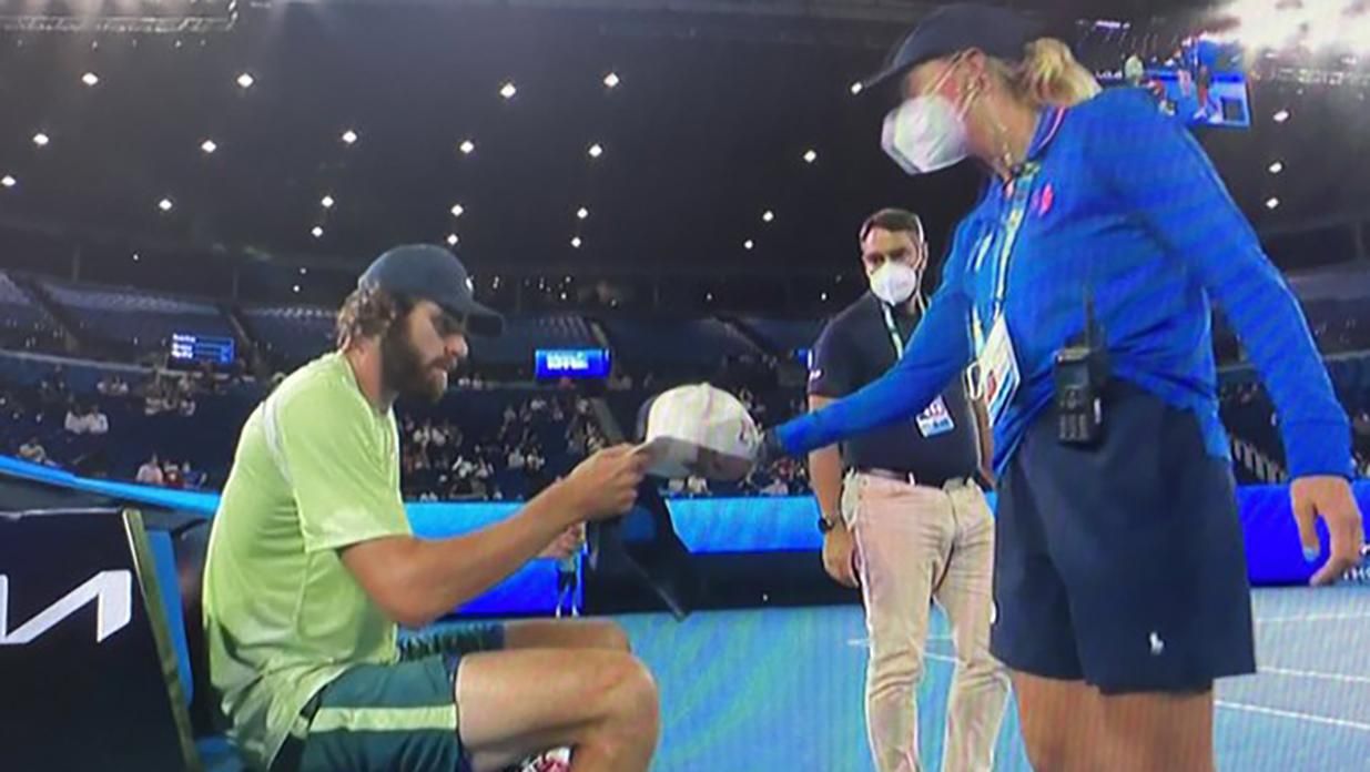 Теннисный матч остановили из-за птицы, нагадившей на спортсмена: виной странные правила Теннисный матч остановили из-за птицы, нагадившей на спортсмена: виной странные правила