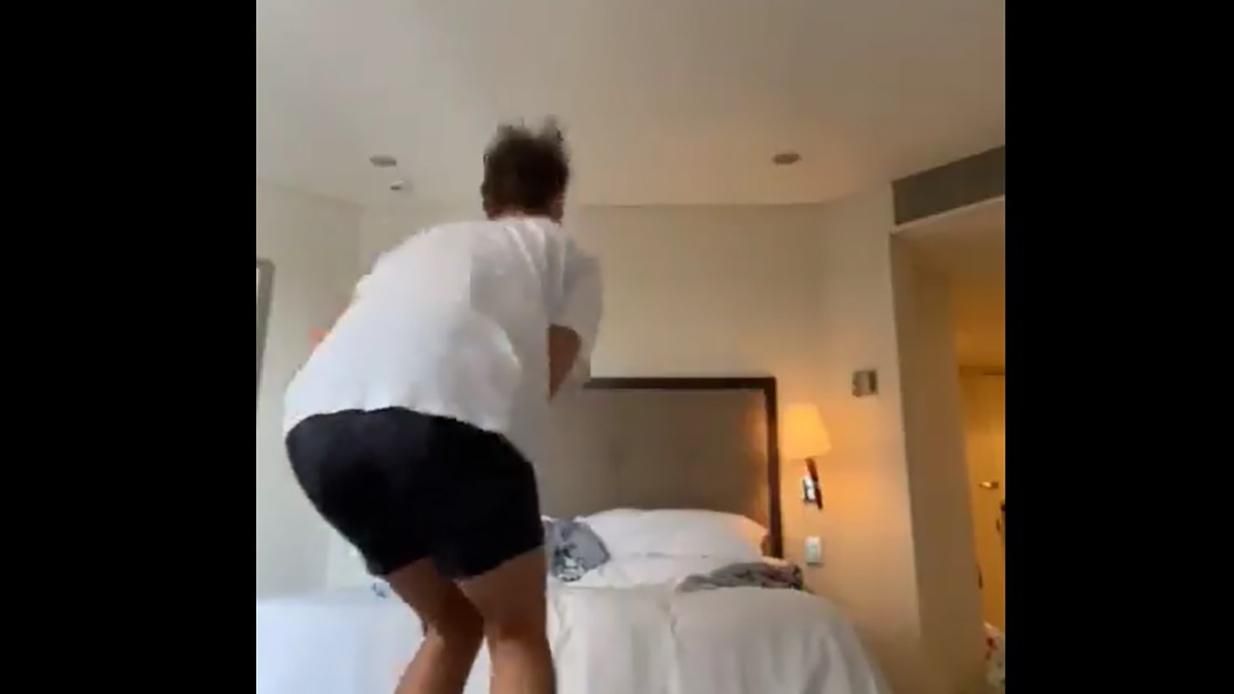 Полоскотав горішки: тенісист отримав удар між ніг від стінки – курйозне відео - Спорт 24 Полоскотав горішки: тенісист отримав удар між ніг від стінки – курйозне відео - Спорт 24