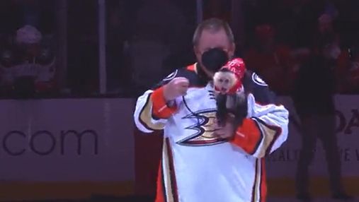 Милий капуцин став героєм матчу НХЛ: він вкинув шайбу – веселе відео