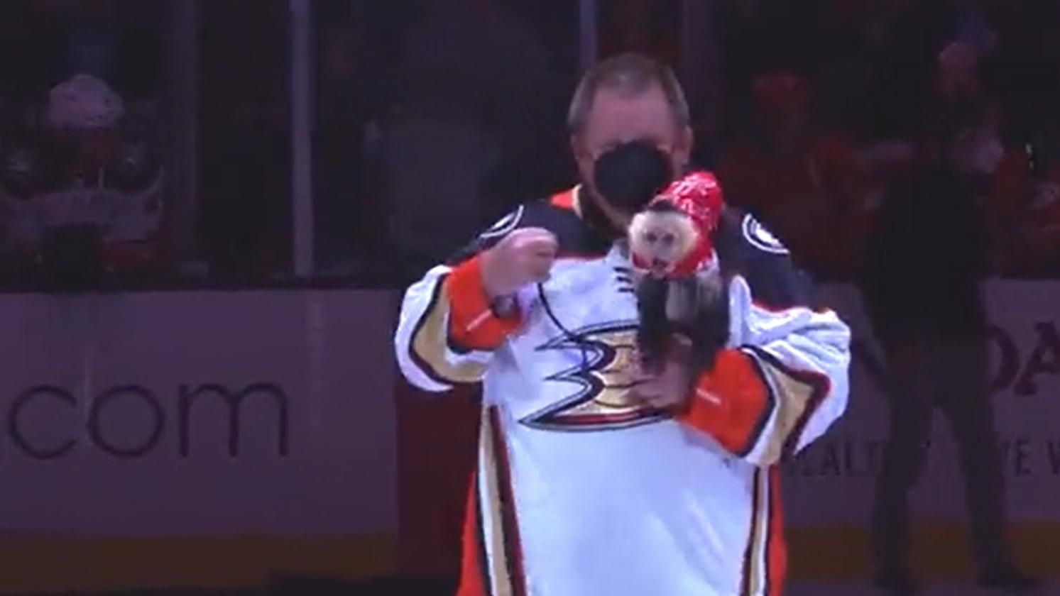 Милий капуцин став героєм матчу НХЛ: він вкинув шайбу – веселе відео - Спорт 24
