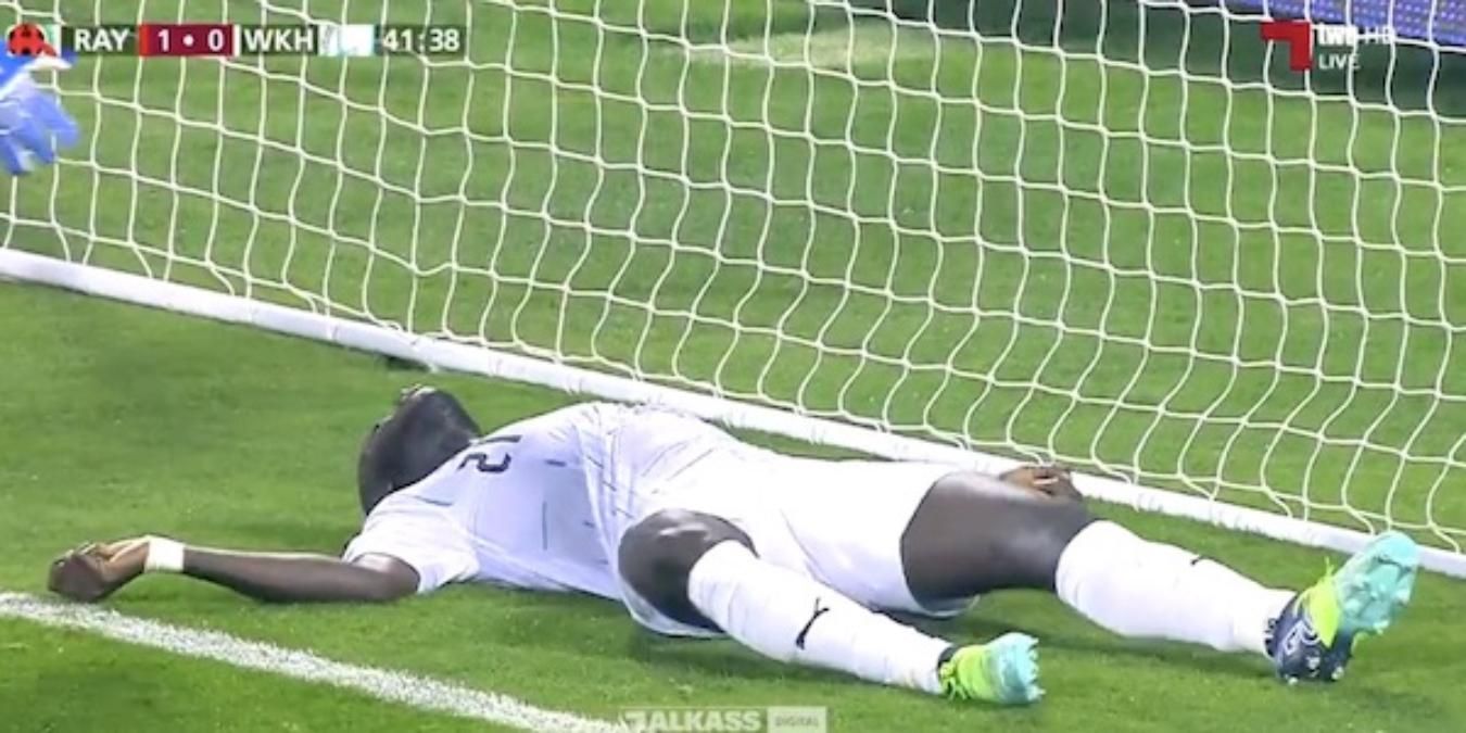 Бився в конвульсіях: у футболіста стався серцевий напад під час матчу – відео трагічного моменту - Спорт 24 Бився в конвульсіях: у футболіста стався серцевий напад під час матчу – відео трагічного моменту - Спорт 24