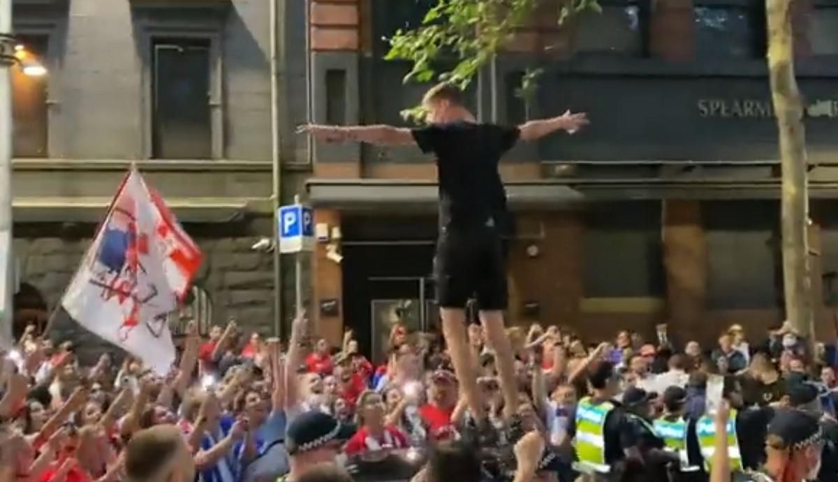 В Австралии неспокойно: полиция использовала перцовые баллончики против поклонников Джоковича В Австралии неспокойно: полиция использовала перцовые баллончики против поклонников Джоковича