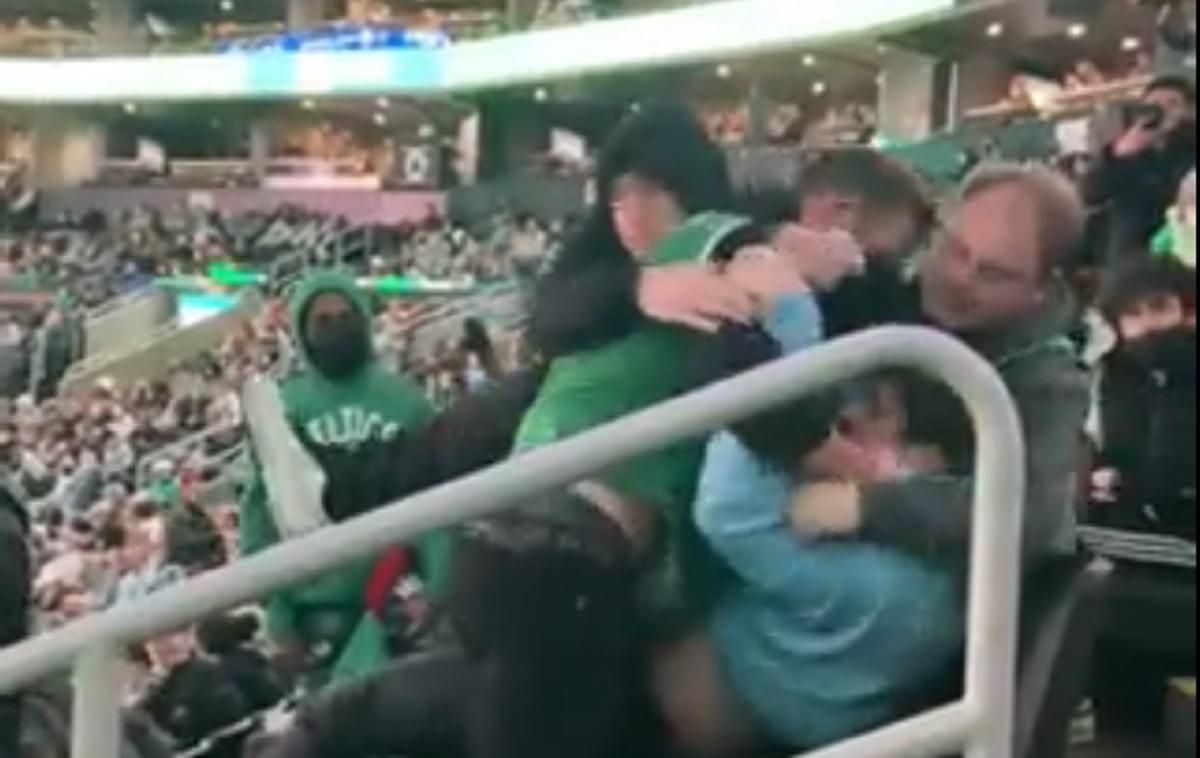 З'ясовували стосунки за допомогою кулаків: під час матчу НБА уболівальники влаштували бійку - Спорт 24 З'ясовували стосунки за допомогою кулаків: під час матчу НБА уболівальники влаштували бійку - Спорт 24