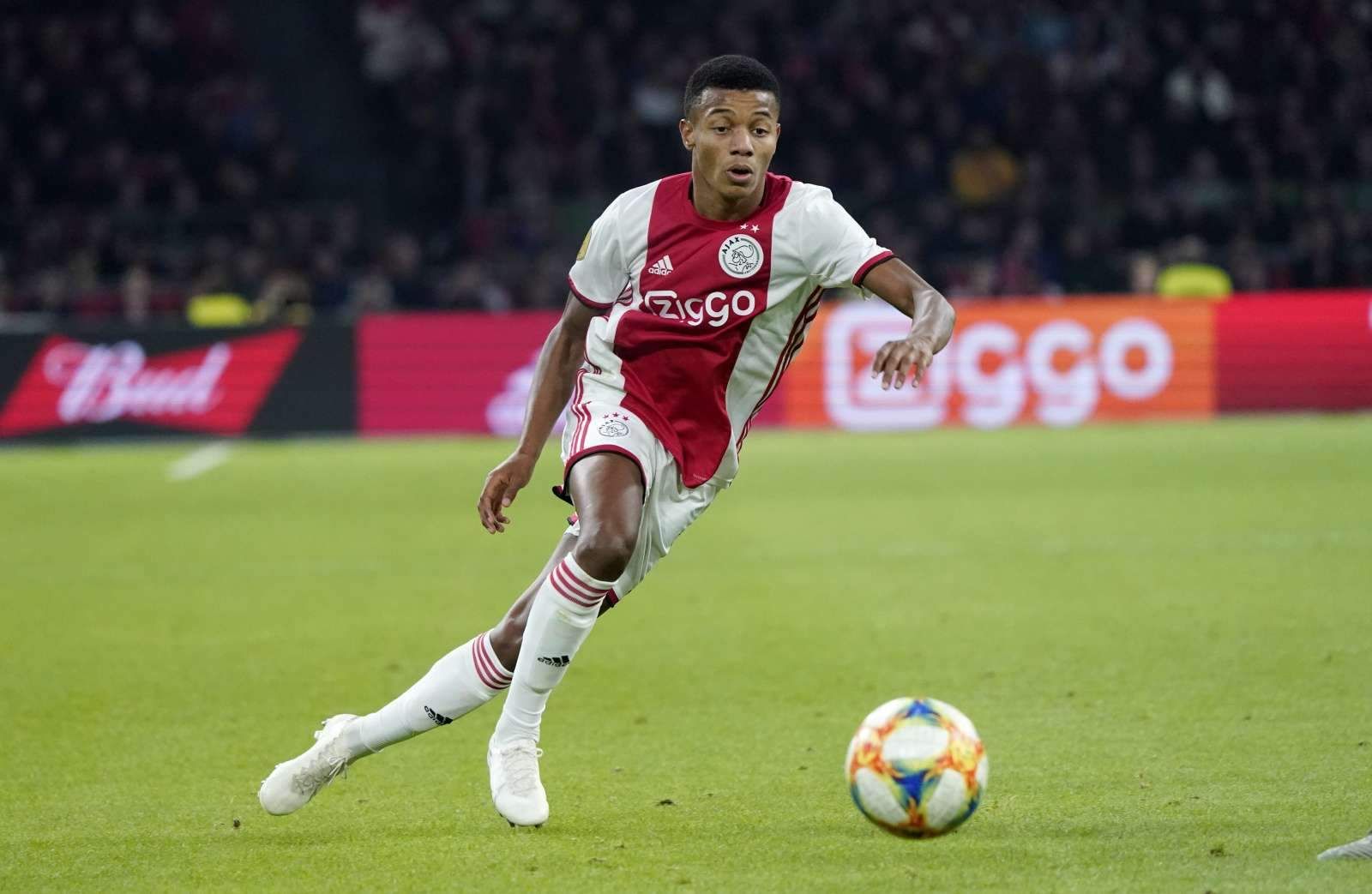 Шахтер официально купил полузащитника Нереса из Аякса Шахтер официально купил полузащитника Нереса из Аякса