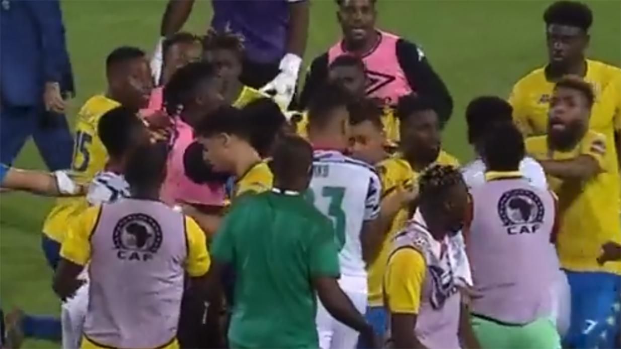 Футболисты сборных Ганы и Габона устроили массовый "замес" на Кубке Африки: видео драки