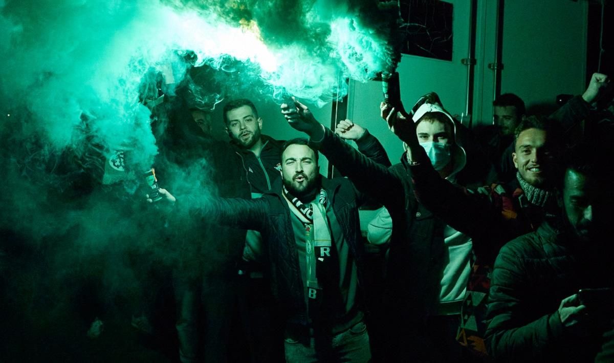 Фанат бросил палкой в голову игрока соперника: матч Кубка Испании сорван Фанат бросил палкой в голову игрока соперника: матч Кубка Испании сорван