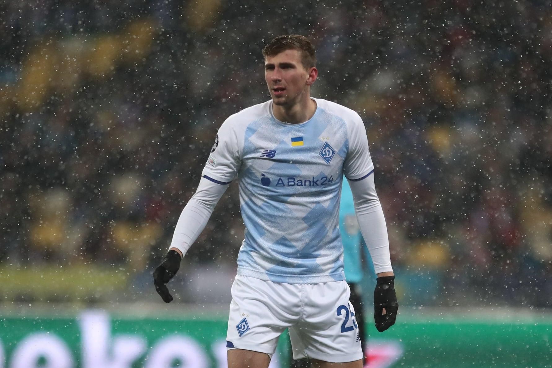 Динамо отправилось на сбор без пяти игроков: у Караваева, Забарного и Шкурина – коронавирус Динамо отправилось на сбор без пяти игроков: у Караваева, Забарного и Шкурина – коронавирус