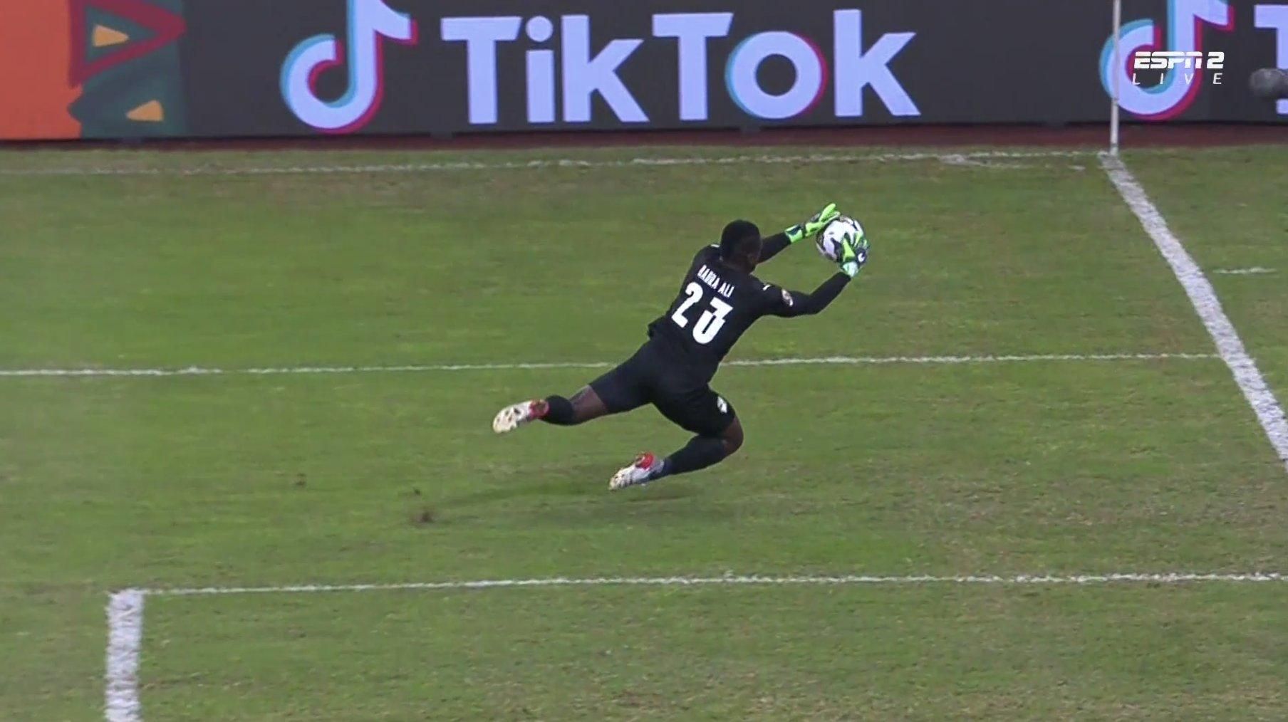 Пропустив безглуздий гол, травмувався, втратив батька: трагічна історія з Кубка Африки - Спорт 24 Пропустив безглуздий гол, травмувався, втратив батька: трагічна історія з Кубка Африки - Спорт 24