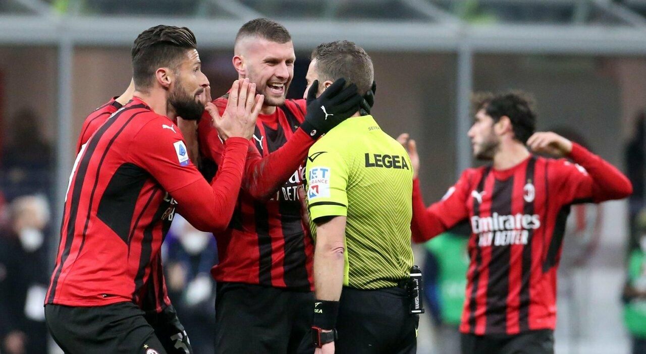 Арбитр не засчитал гол Милана и заплакал: его утешал Ибрагимович и другие футболисты Арбитр не засчитал гол Милана и заплакал: его утешал Ибрагимович и другие футболисты