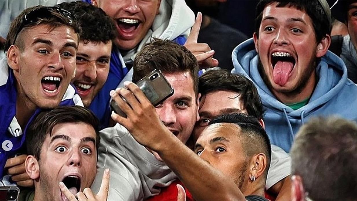 Австралійський тенісист Кірьос випив з фанами пиво після перемоги на Australian Open: відео - Спорт 24 Австралійський тенісист Кірьос випив з фанами пиво після перемоги на Australian Open: відео - Спорт 24