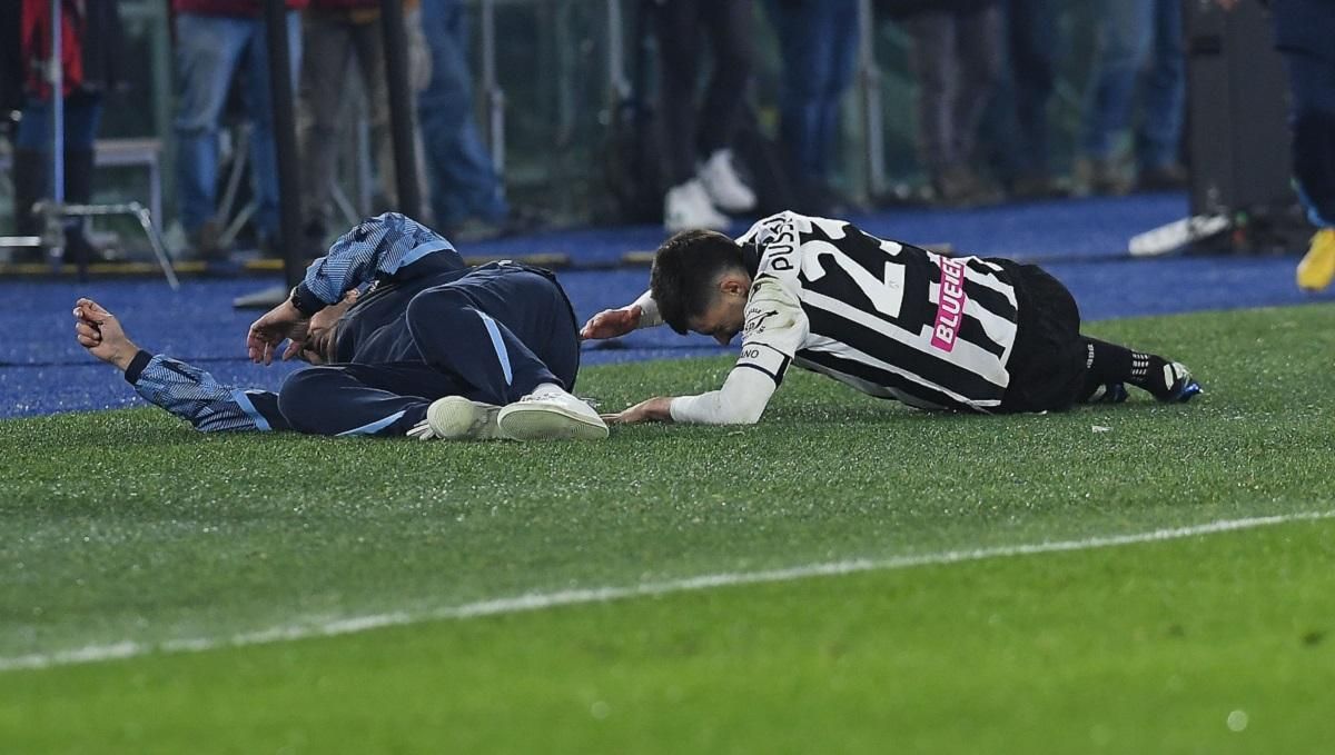 Тренер Лацио пострадал после столкновения с игроком соперника во время матча: курьезное видео