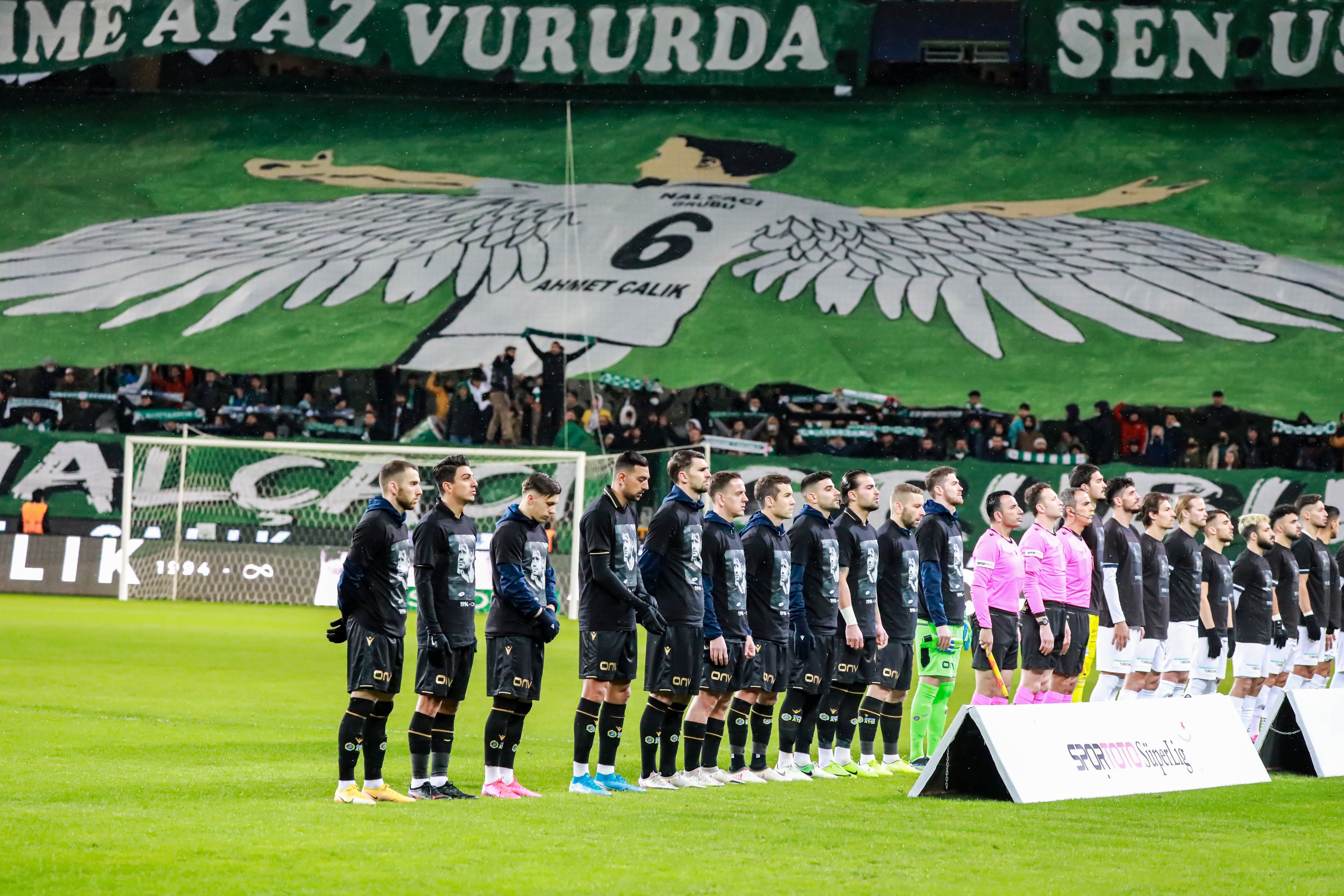 Футболисты и фанаты во время матча почтили память погибшего игрока: трогательные фото и видео Футболисты и фанаты во время матча почтили память погибшего игрока: трогательные фото и видео