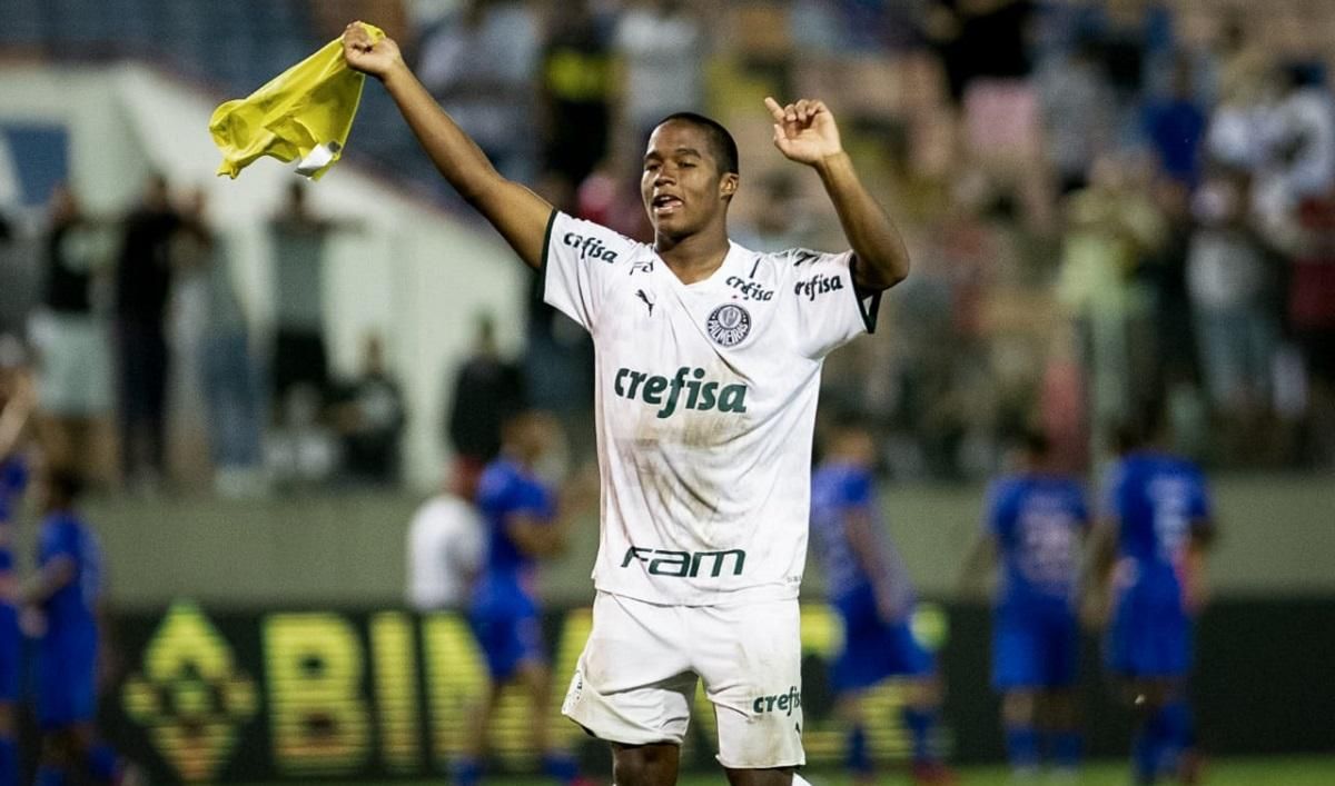 15-летний игрок из Бразилии забил сумасшедший гол в падение через себя: видео шедевра