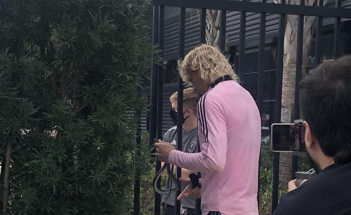 Поймал змею голыми руками: футболист Интера Майами укротил животное – видео момента - Спорт 24 Поймал змею голыми руками: футболист Интера Майами укротил животное – видео момента - Спорт 24